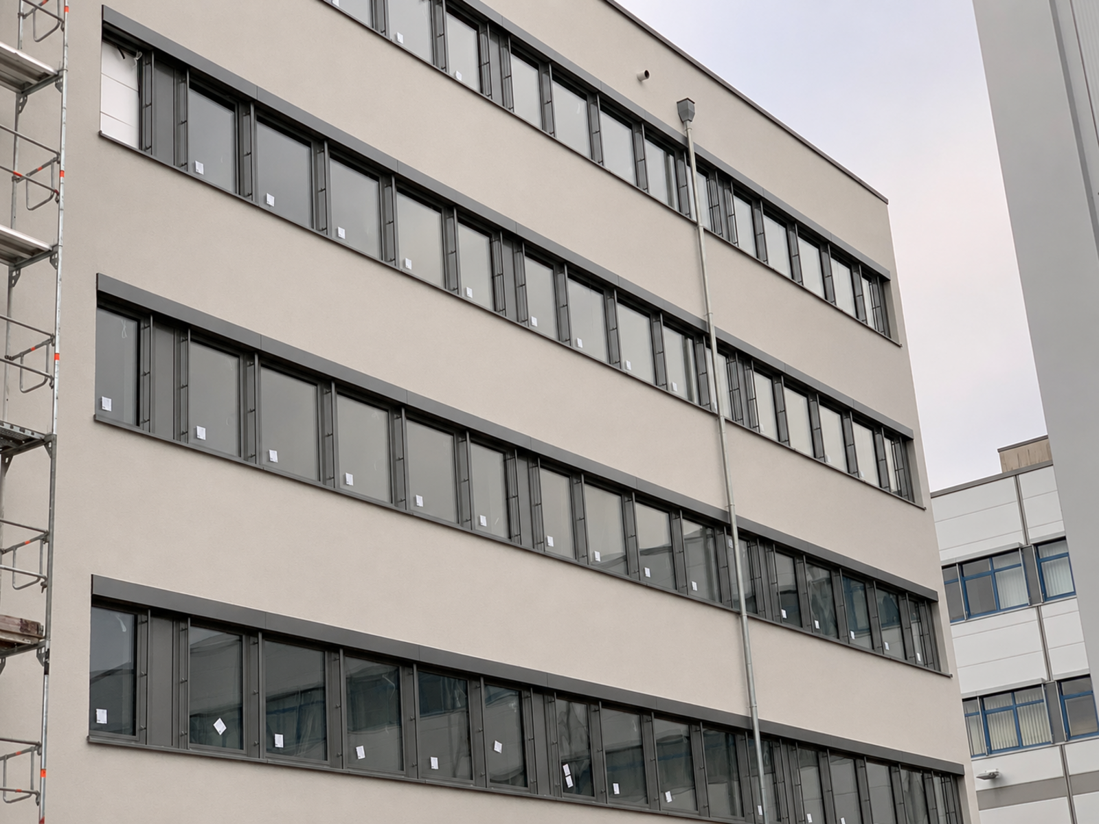Fertiggestellte Fassade des mehrgeschossigen Bürogebäudes