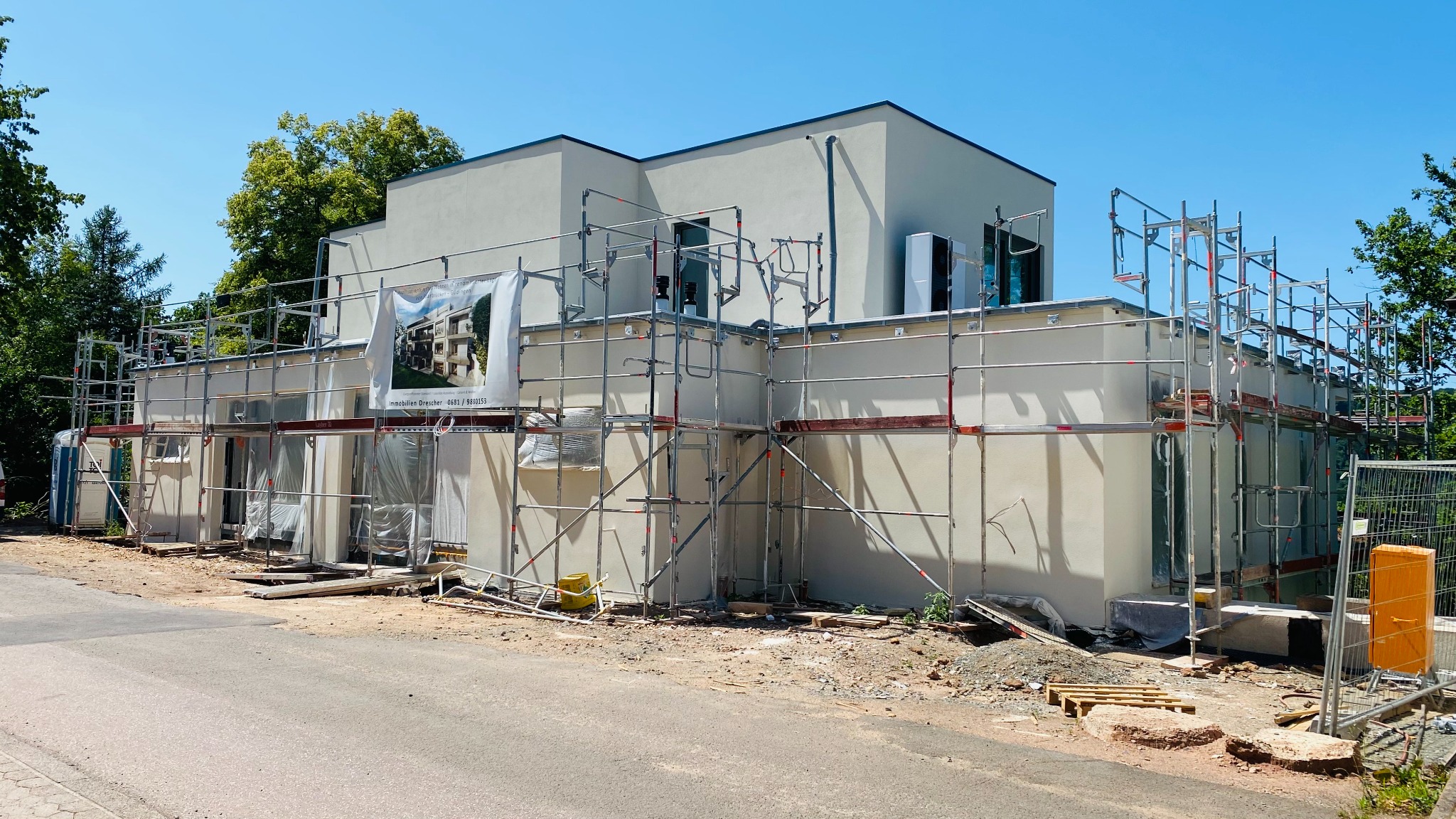 Großflächig ausgeführte WDVS-Fassade während der Fertigstellung